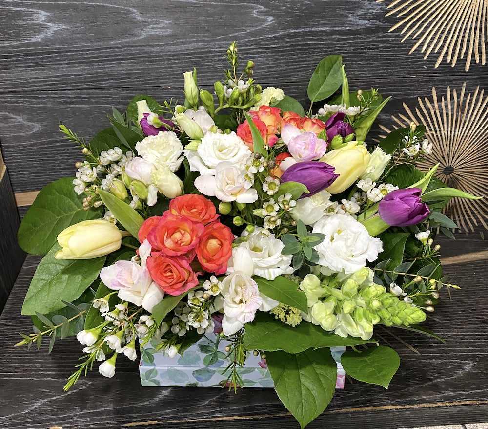 Aranjament floral frezii si lalele, pret special, livrare in Bucuresti