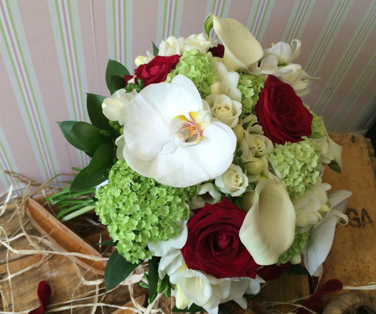 Buchet de miresa din hortensii, cale, trandafiri, orhidee phalaenopsis si