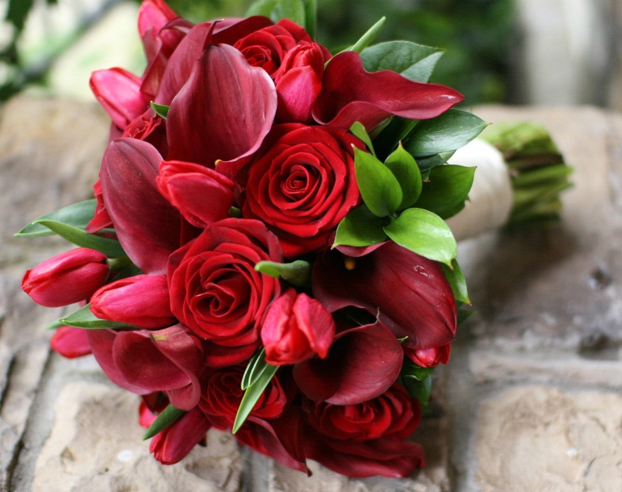 Buchet de mireasa rosu cu trandafiri, cale si lalele