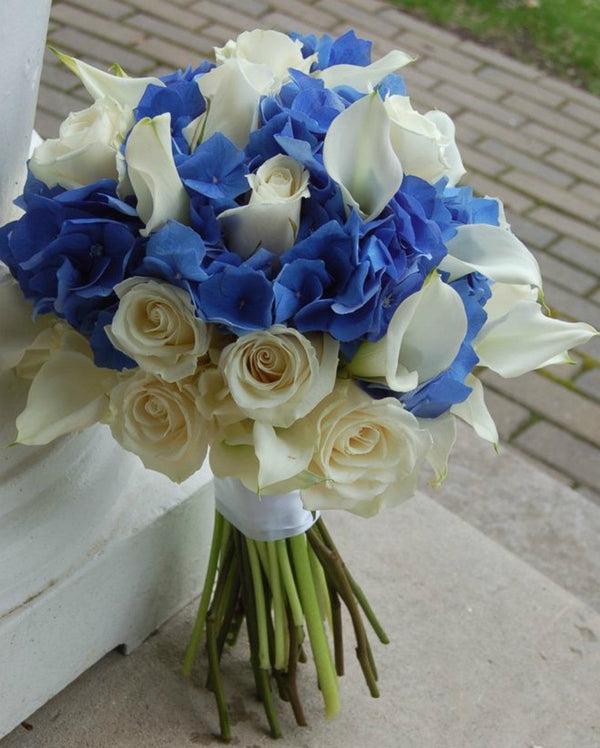 Buchet de mireasa albastru cu trandafiri, hortensie si cale
