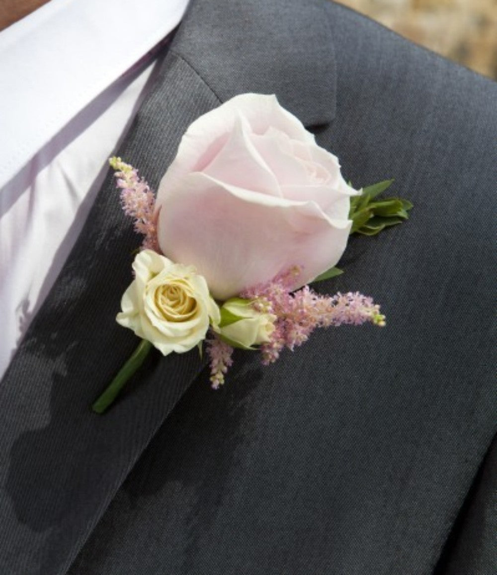 Cocarde naturale din trandafir, minirose si astilbe