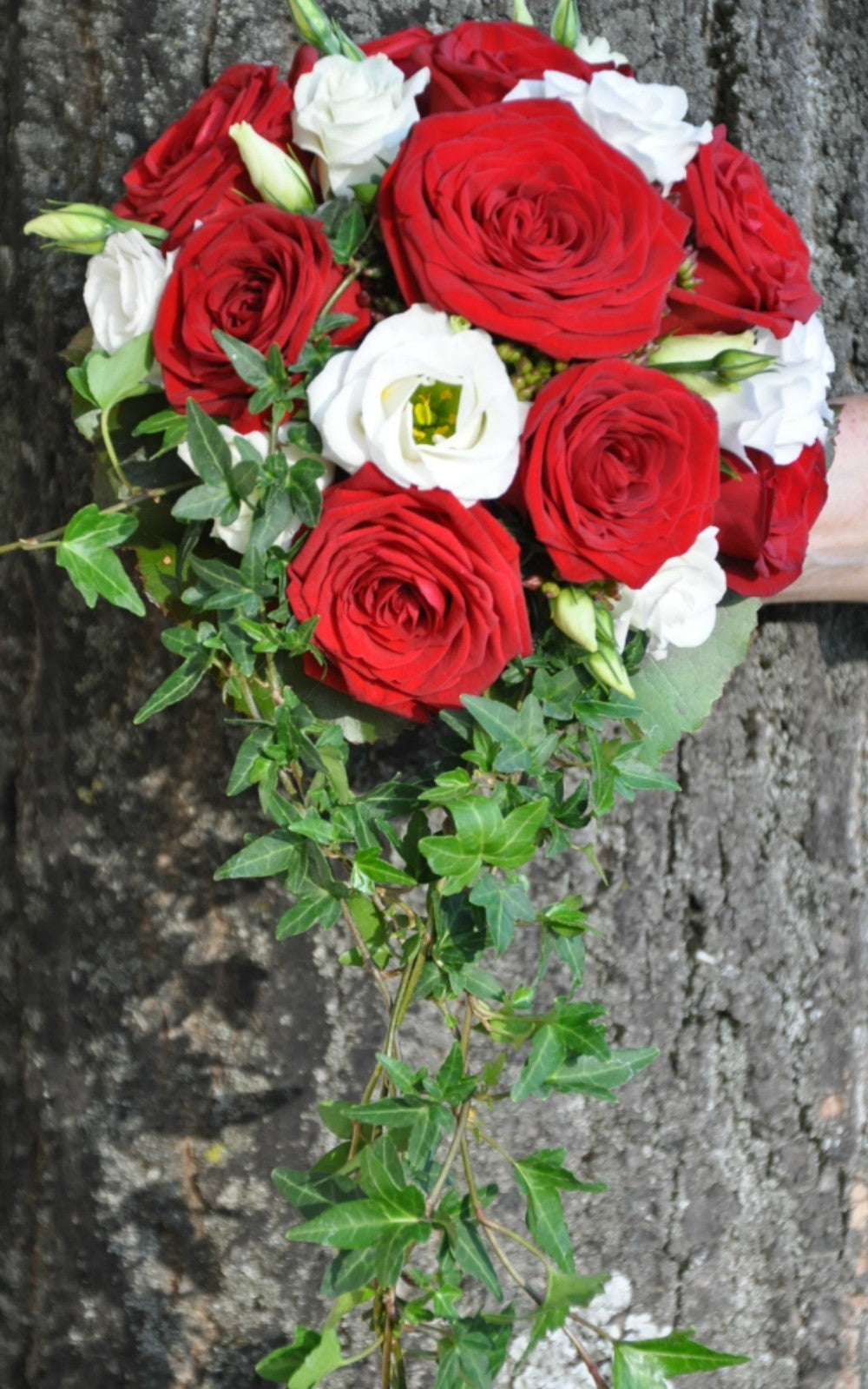 Buchet de mireasa curgator cu trandafiri si lisianthus