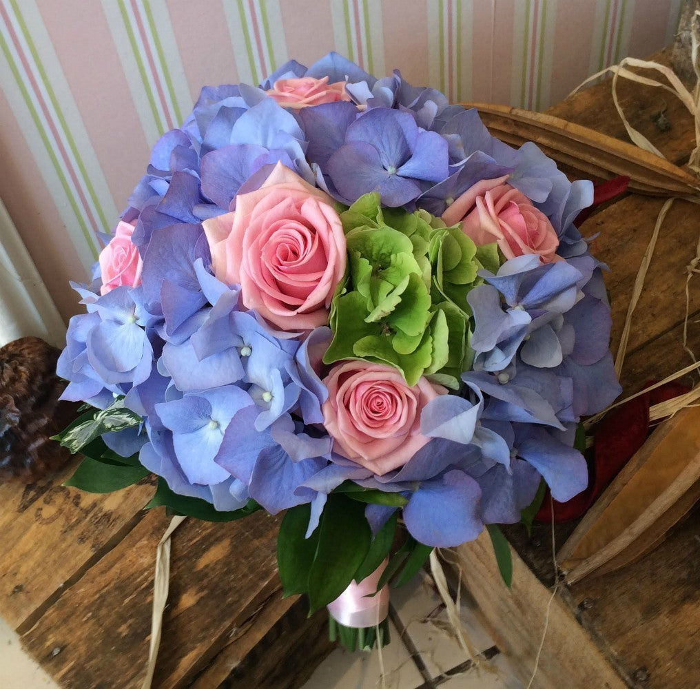 Buchet de mireasa albastru cu hortensie si trandafiri