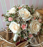 Buchet de cununie cu minirose, trandafiri si wax flowers