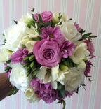 Buchet mireasa cu trandafiri mov, frezii si margarete