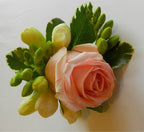 Cocarde naturale din trandafiri si frezii