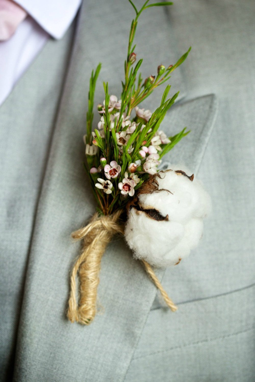 Cocarde rustice cu waxflower si bumbac