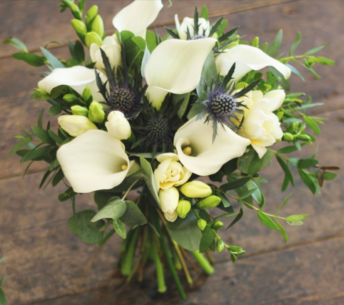 Buchet de cununie din cale, frezii si eryngium