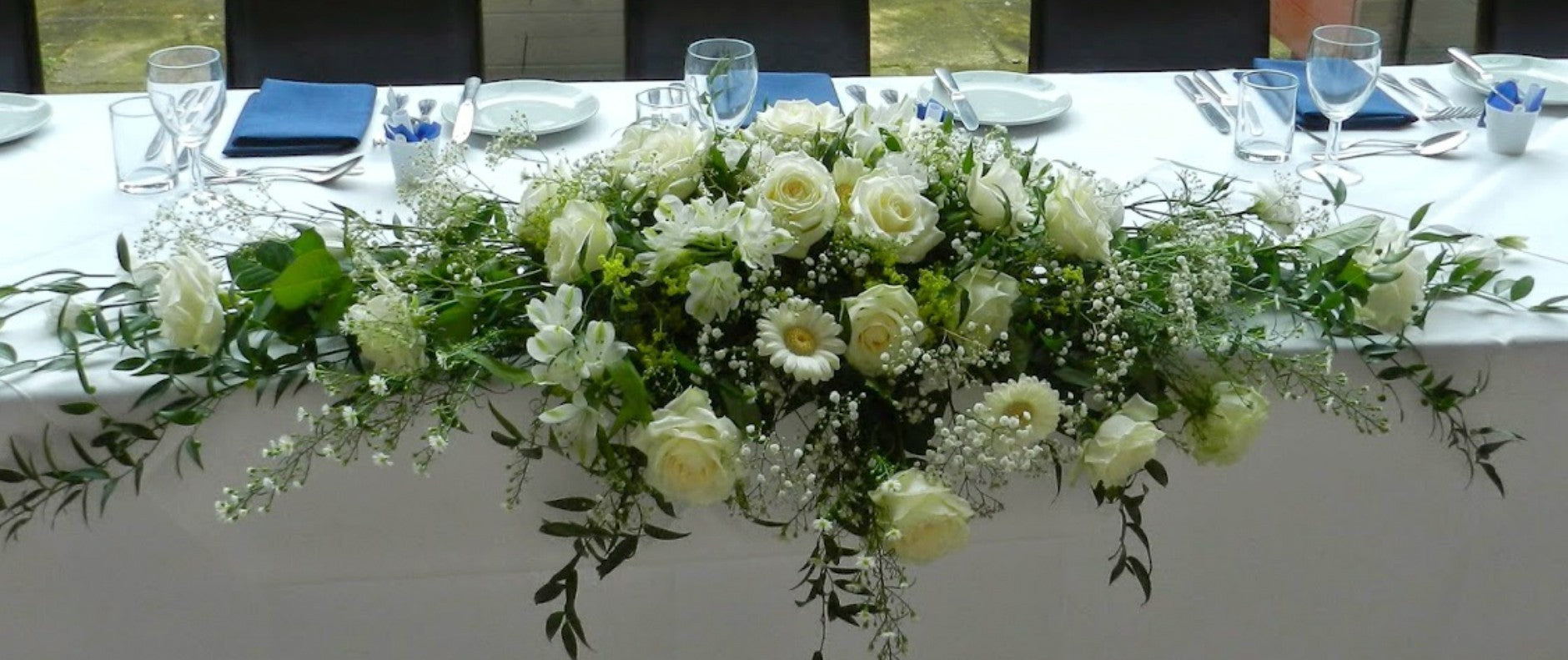 Aranjament de prezidiu curgator cu trandafiri, alstroemeria, gerbera si floarea miresei