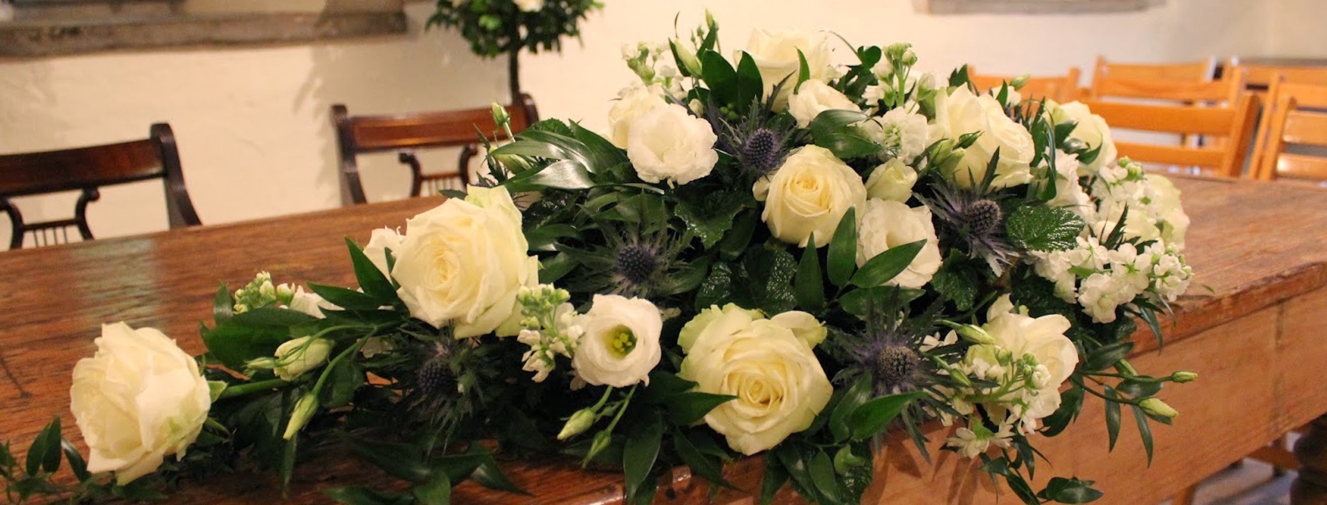 Aranjament de prezidiu cu trandafiri, mathiola, lisianthus si eryngium