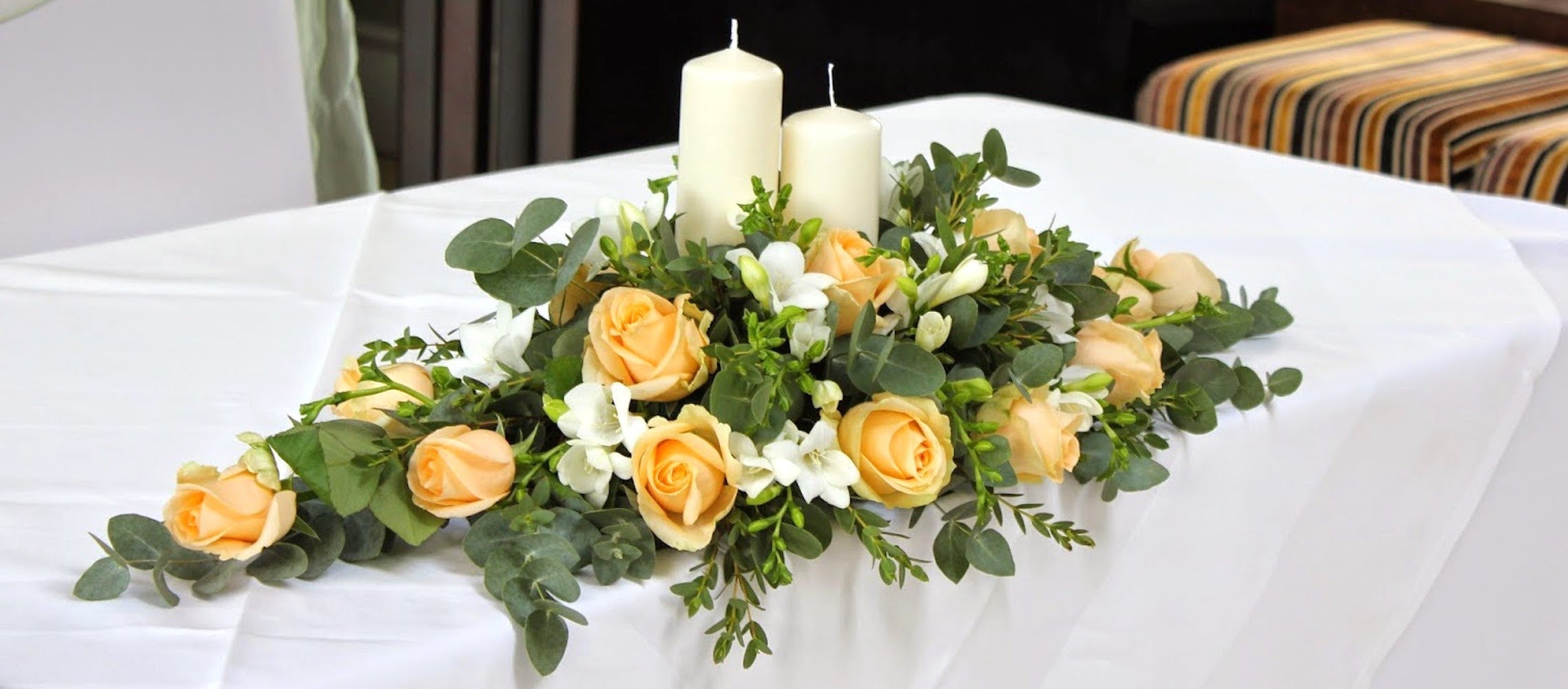 Aranjament de prezidiu cu trandafiri peach si frezii albe