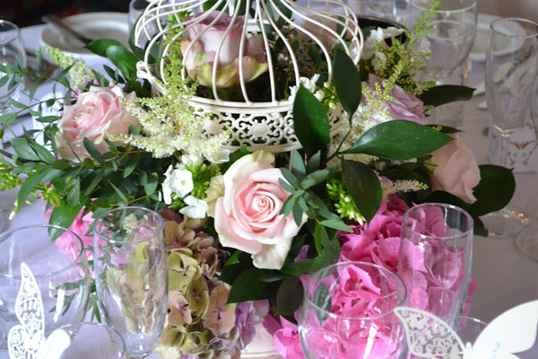 Aranjament floral in colivie cu hortensii, trandafiri si astilbe