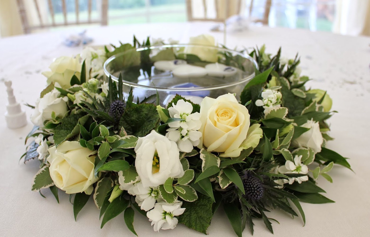 Aranjament de masa cu trandafiri, mathiola si eryngium
