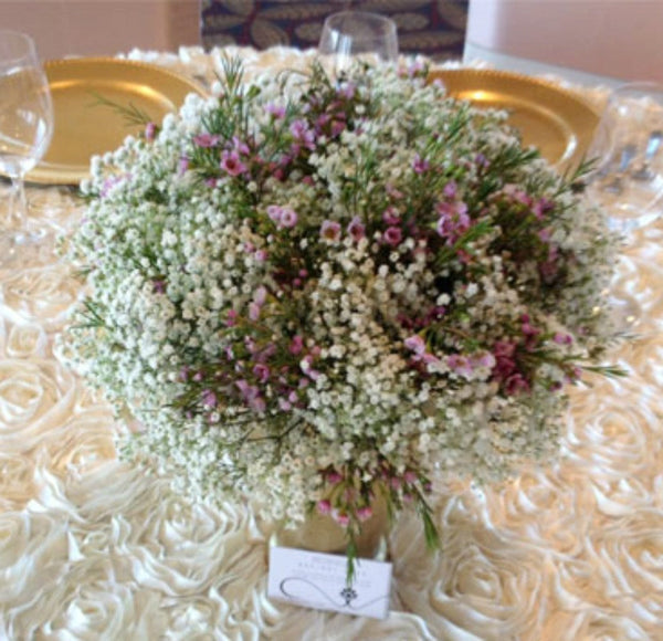Aranjament de masa cu floarea miresei si wax flowers