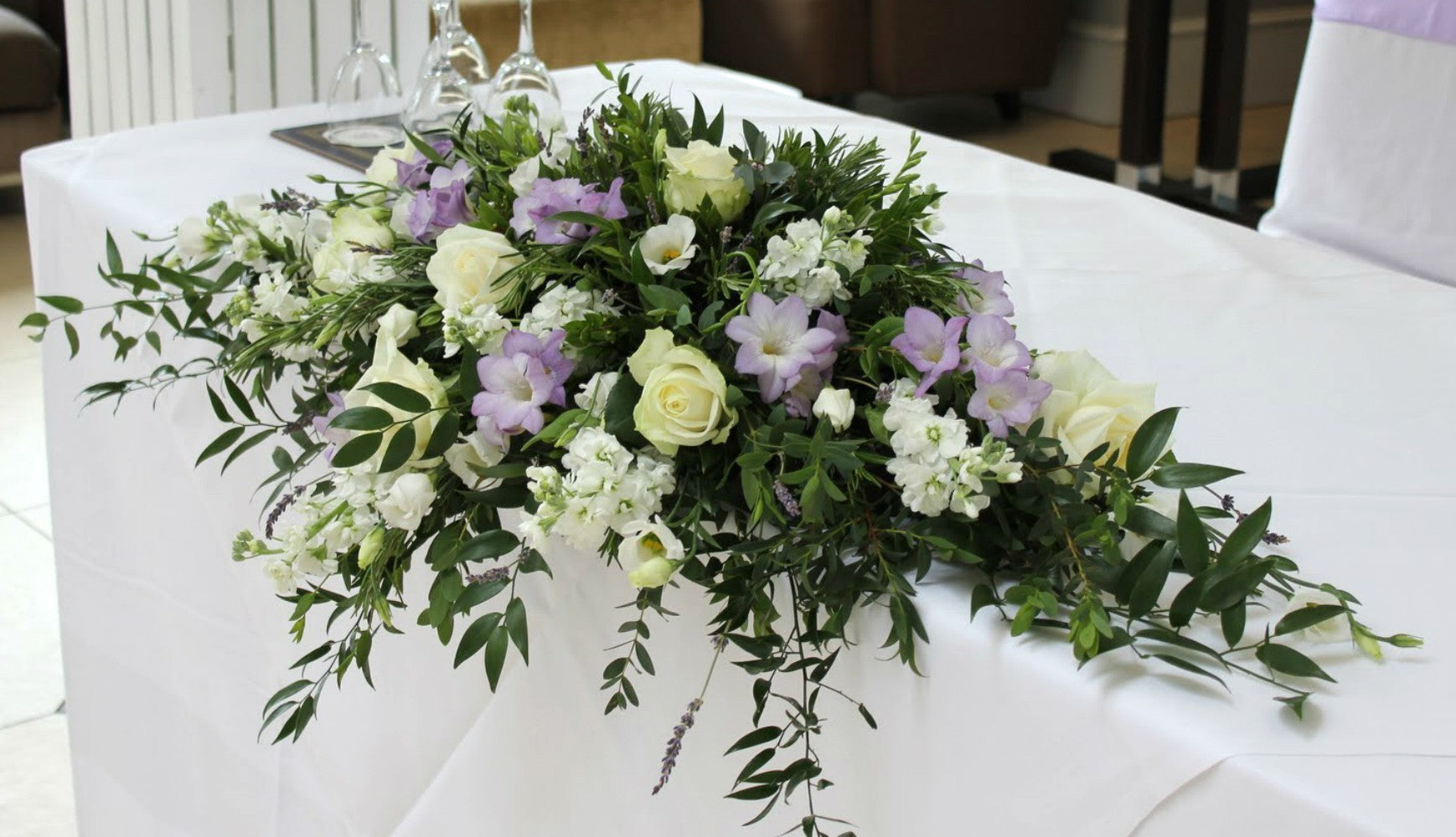 Aranjament de prezidiu din frezii, trandafiri si mathiola