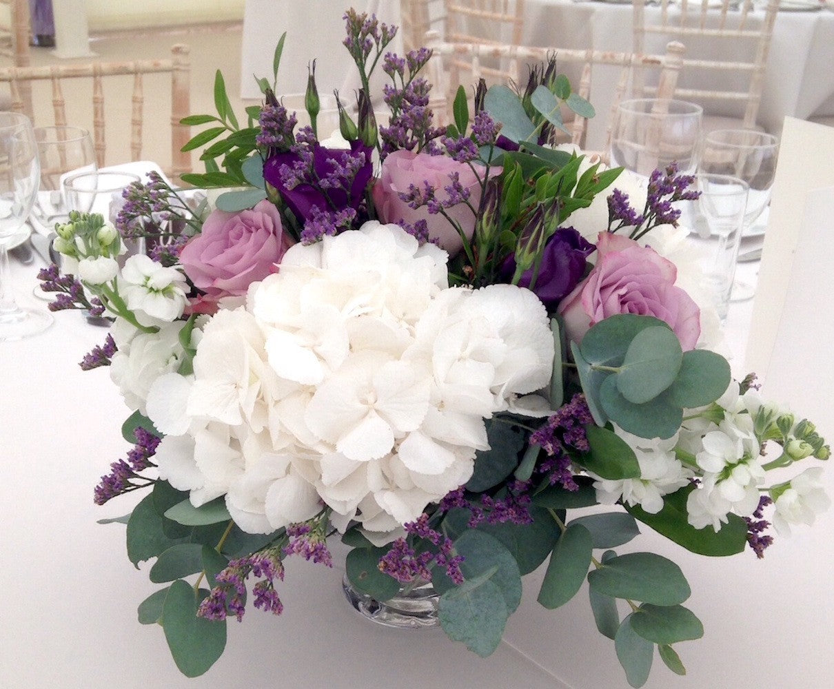Aranjament de masa din hortensii, trandafiri si mathiola
