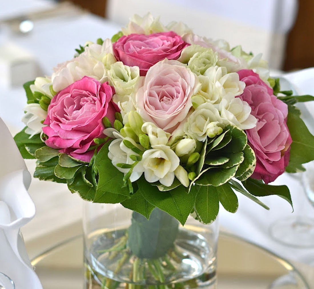 Aranjament de masa din trandafiri si frezii