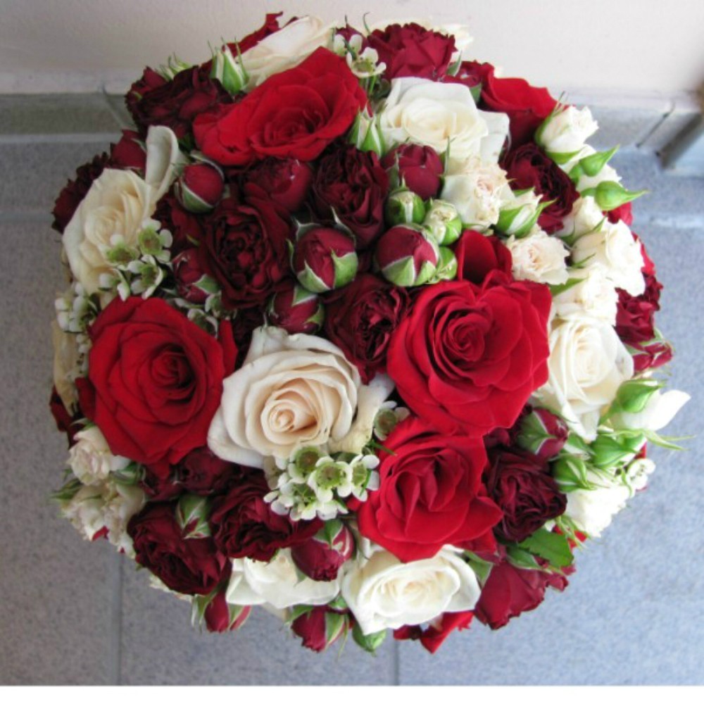 Buchet de mireasa cu trandafiri si minirose