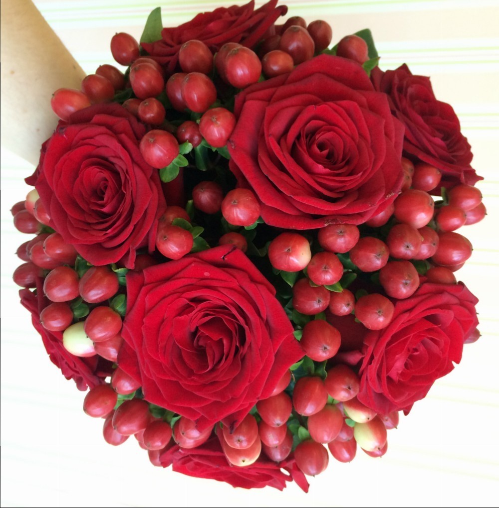 Buchet de mireasa din trandafiri si hypericum rosu