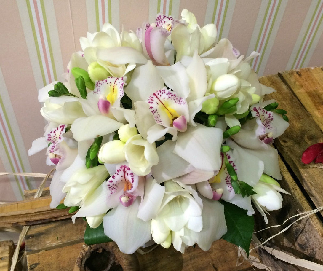 Buchet de mireasa cu orhidee imperiala cymbidium alba si frezii albe