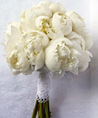 Buchet de mireasa din bujori albi