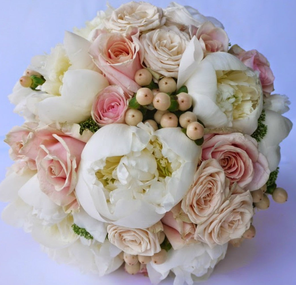 Buchet de mireasa din trandafiri, bujori, hypericum si minirose