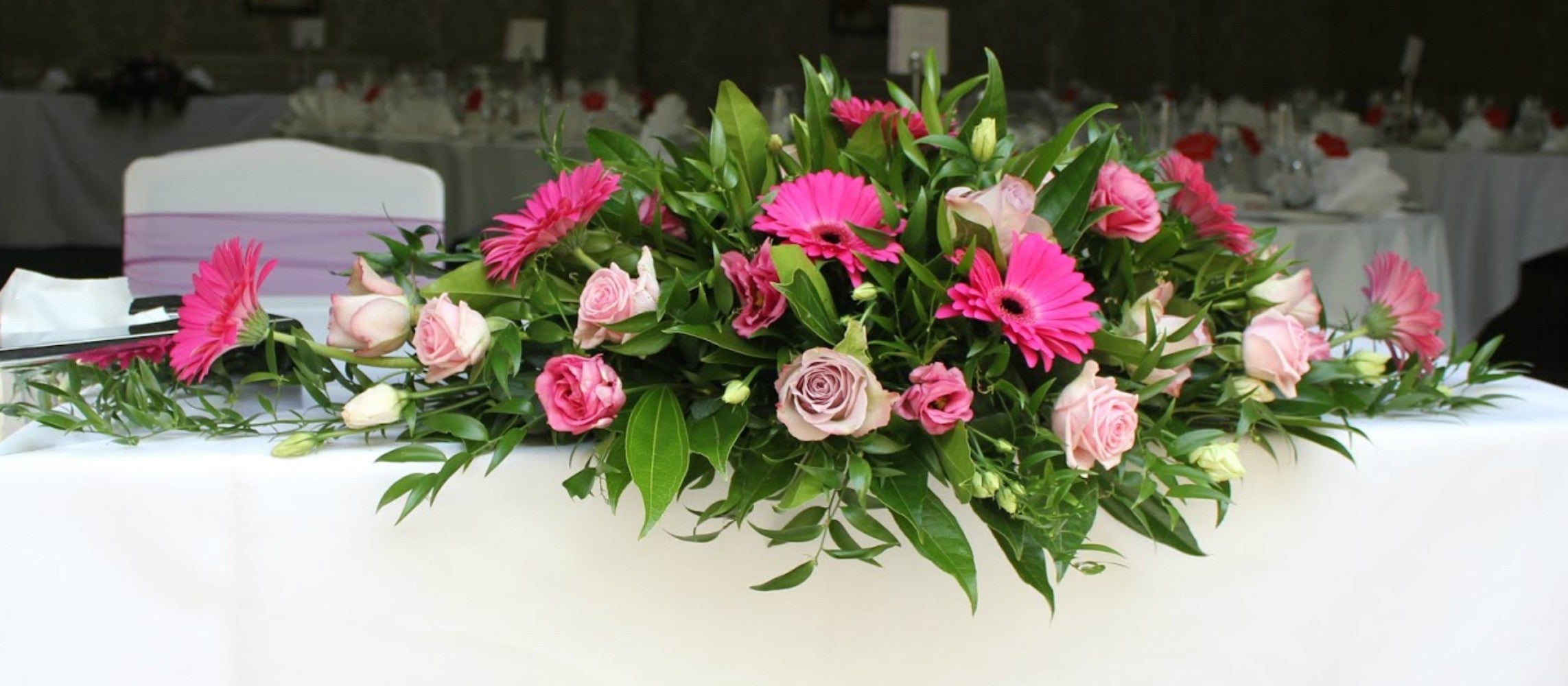 Aranjament de prezidiu cu trandafiri, gerbera si lisianthus