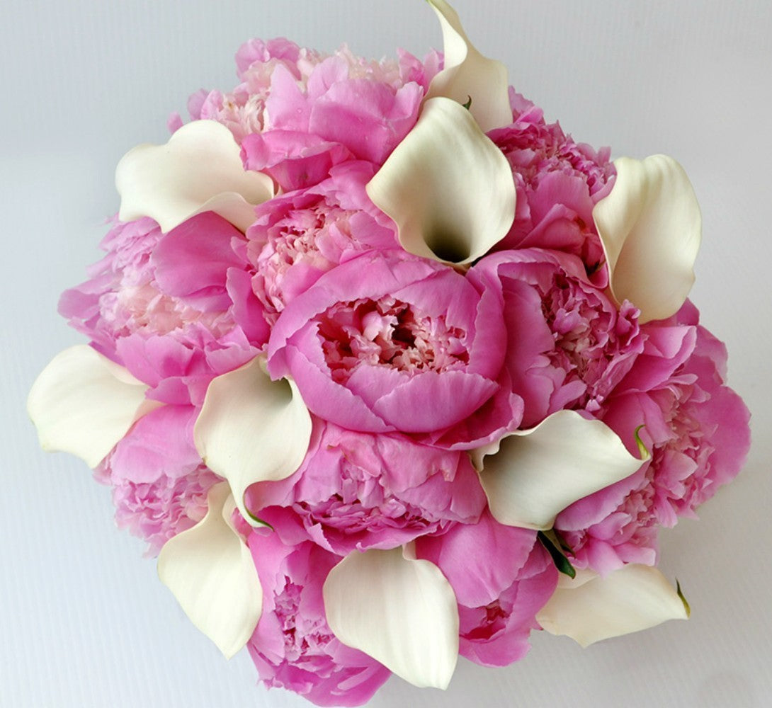 Buchet mireasa cale albe si bujori roz