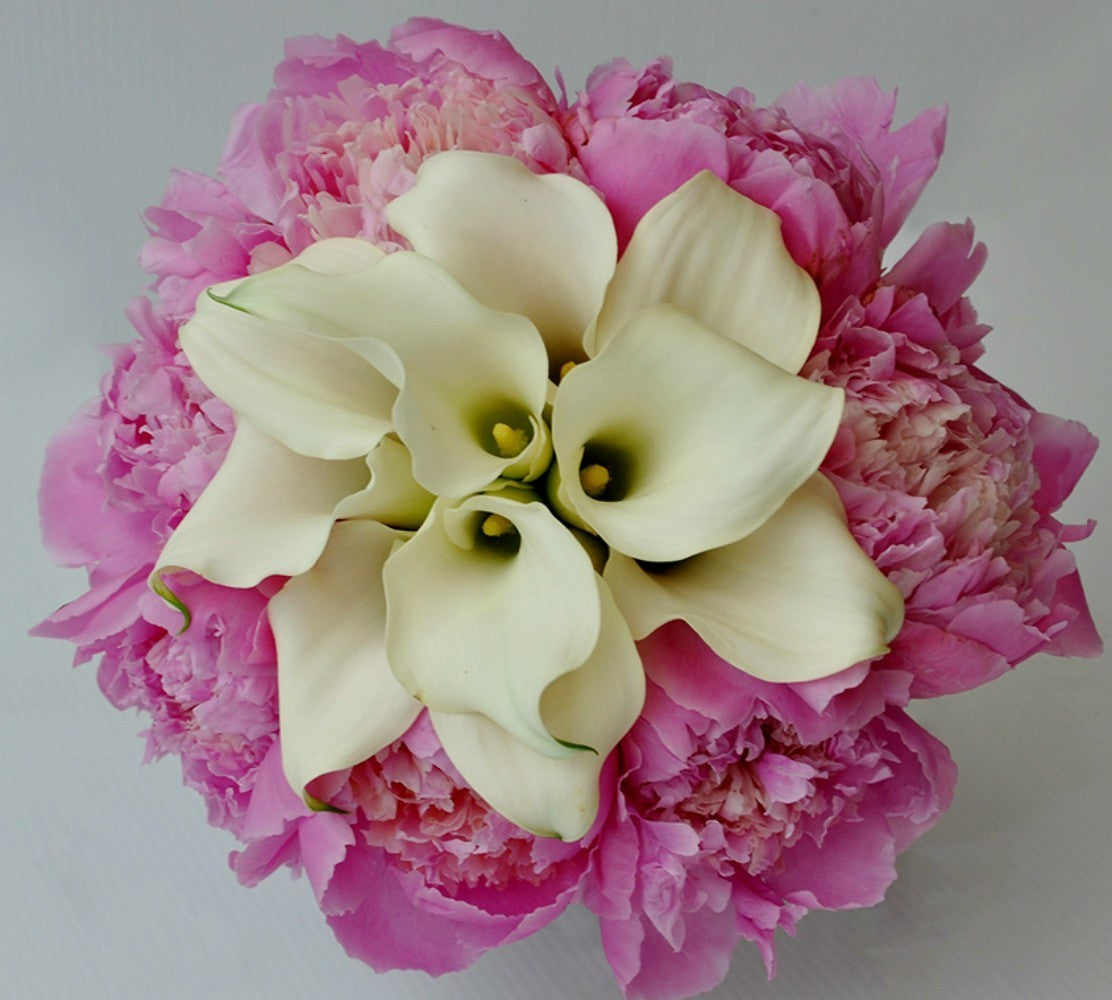 Buchet de mireasa din bujori roz si cale albe