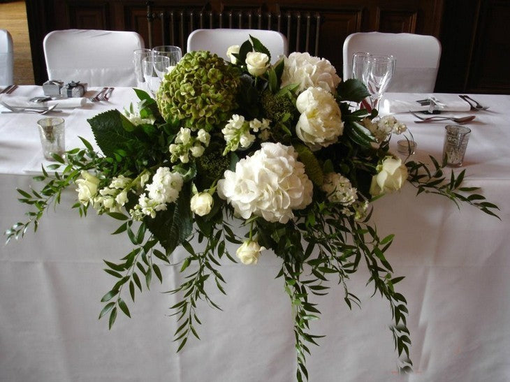 Aranjament de prezidiu cu hortensii, trandafiri si mathiola