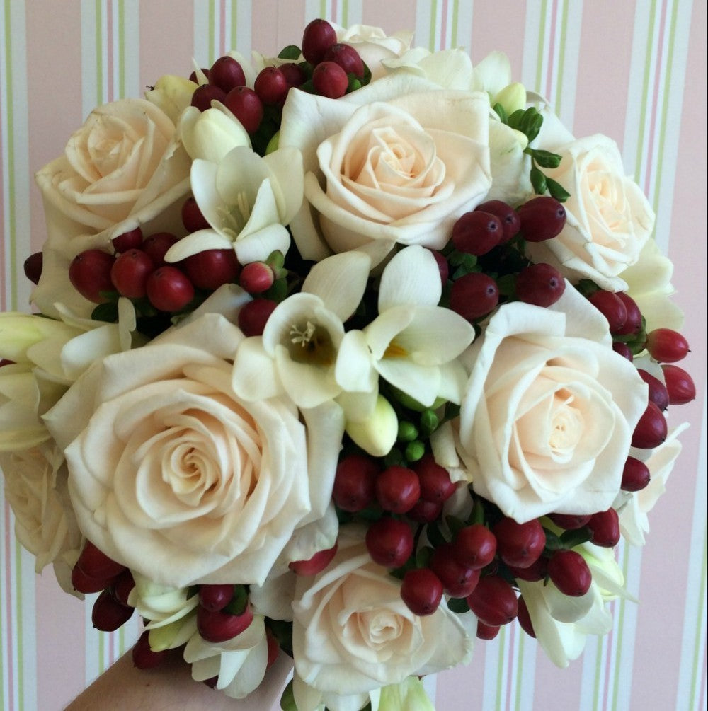 Buchet de mireasa din trandafiri, frezii si hypericum