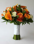 Buchet de mireasa portocaliu cu trandafiri si cale