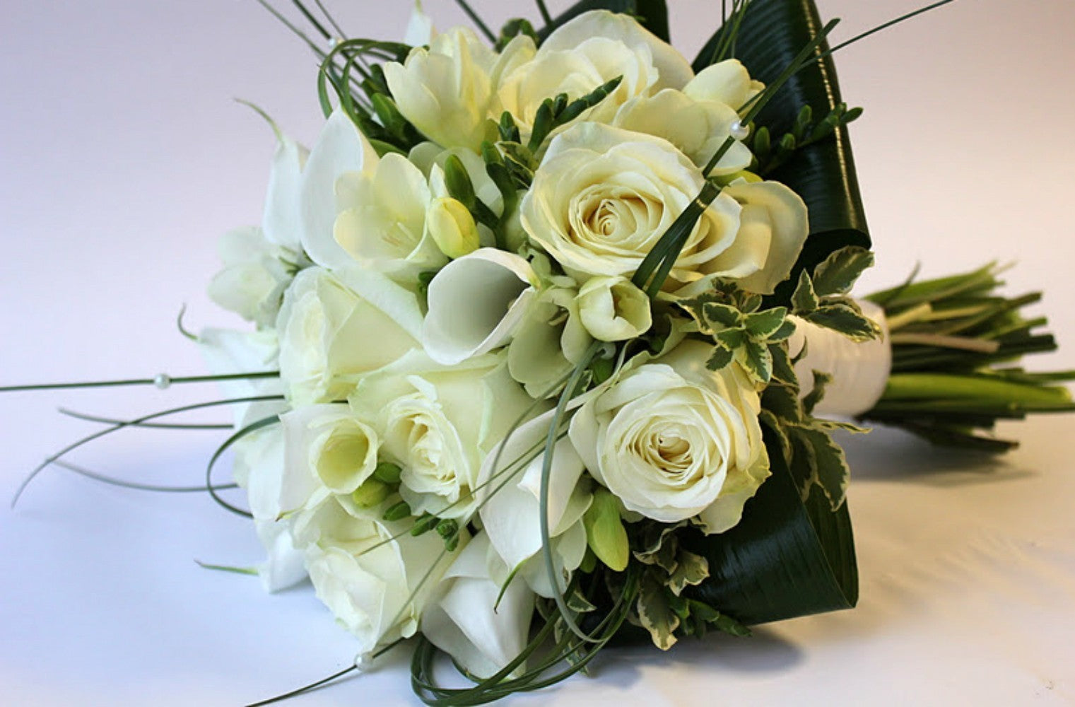 Buchet de mireasa clasic din trandafiri, frezii, cale