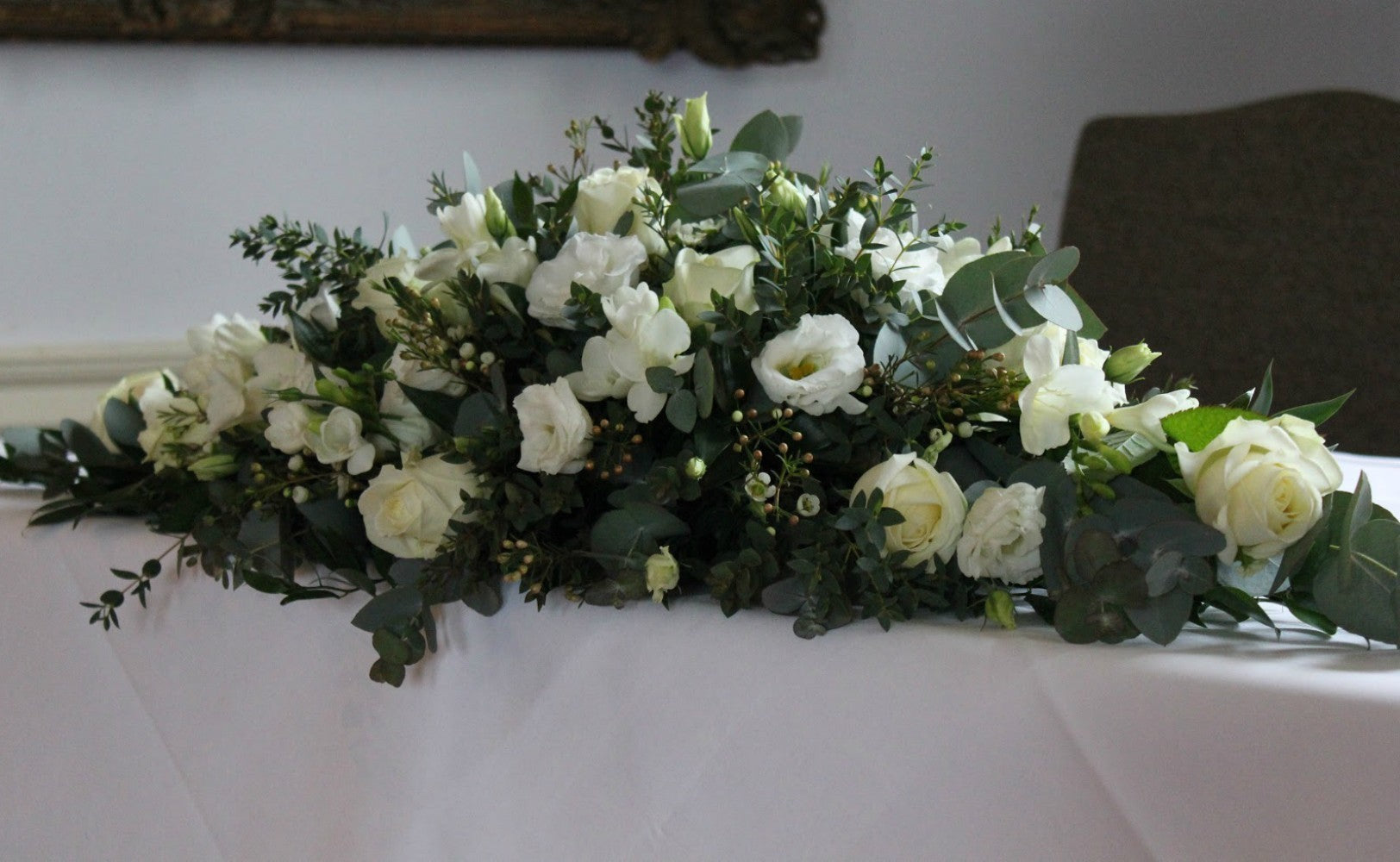 Aranjament prezidiu trandafiri, frezii si lisianthus - pret imbatabil!