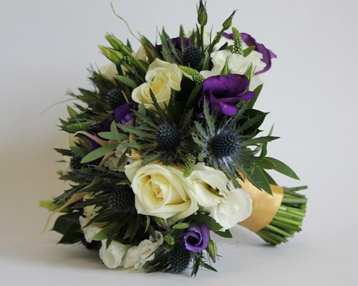 Buchet de cununie cu lisianthus, eryngium, trandafiri si veronica