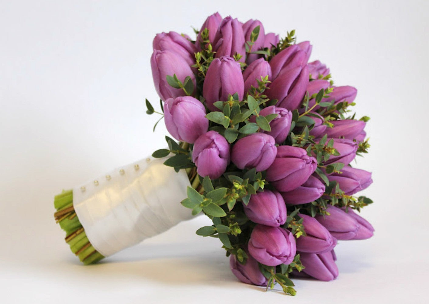 Buchet de mireasa din lalele mov si eucalipt