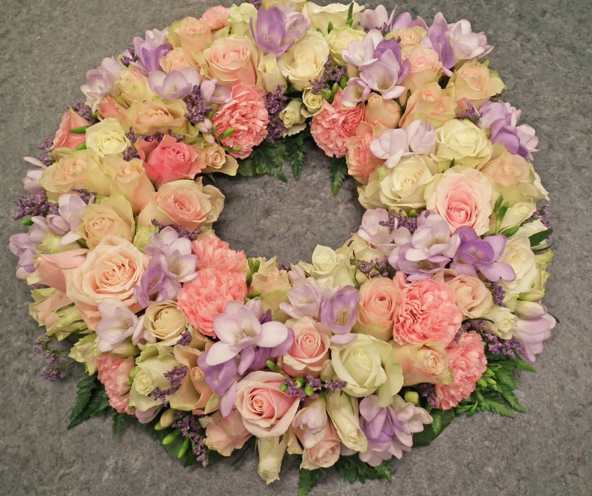 Coroana funerara rotunda din trandafiri, dianthus si frezii
