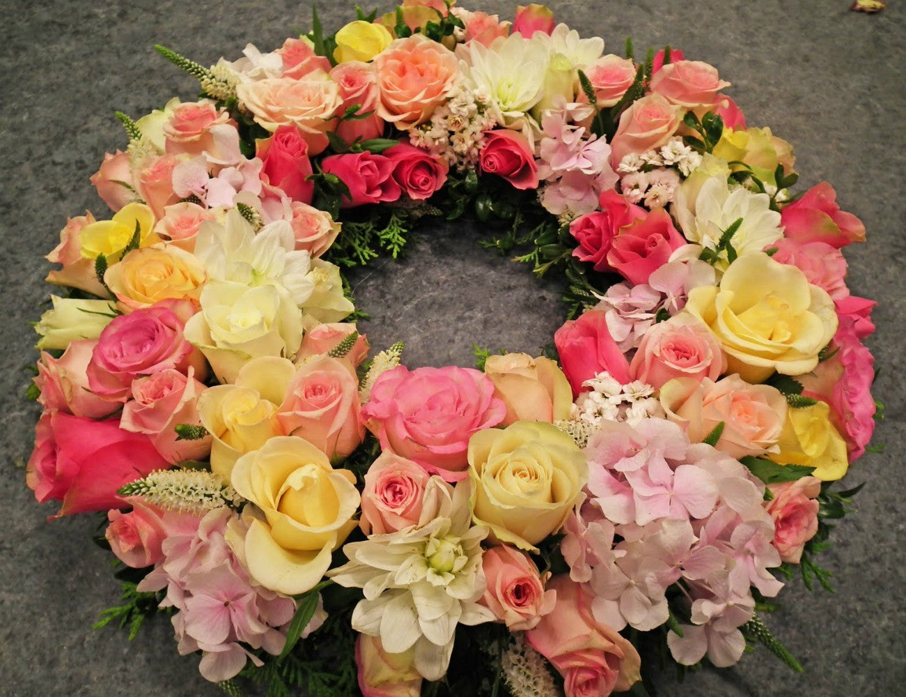 Coroana funerara dintr-un mix de trandafiri, hortensie si veronica