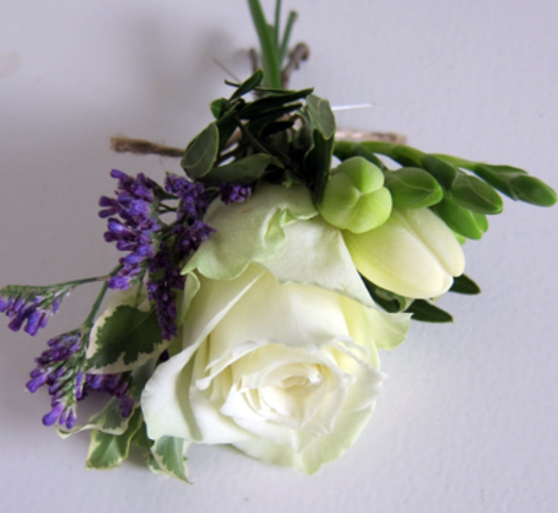 Cocarde naturale cu trandafiri, frezii si limonium