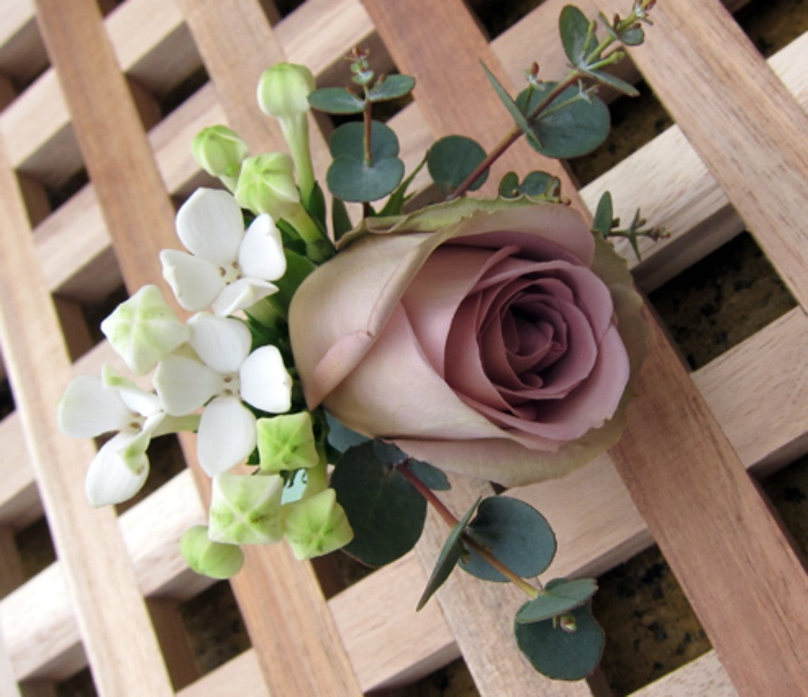 Cocarde naturale cu trandafiri si bouvardia