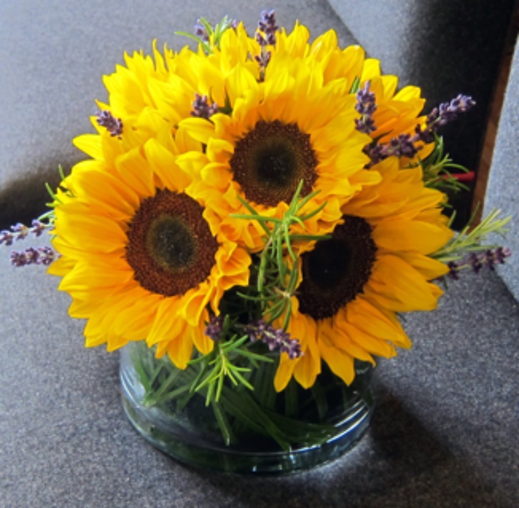 Aranjament de masa din helianthus si lavanda