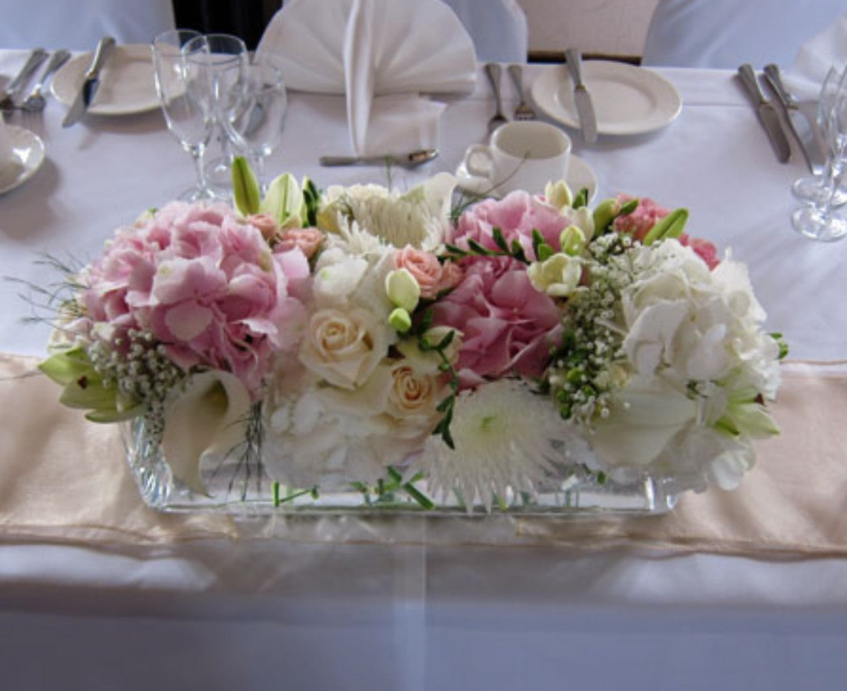 Aranjament de prezidiu cu hortensii, trandafiri, frezii si crin