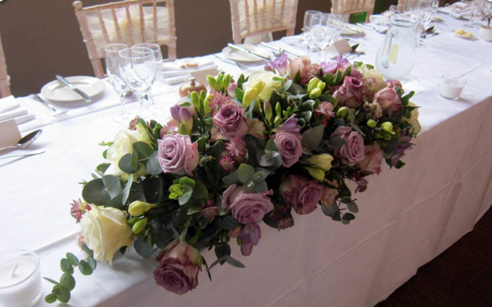 Aranjament floral prezidiu mov cu trandafiri, frezii si astrantia