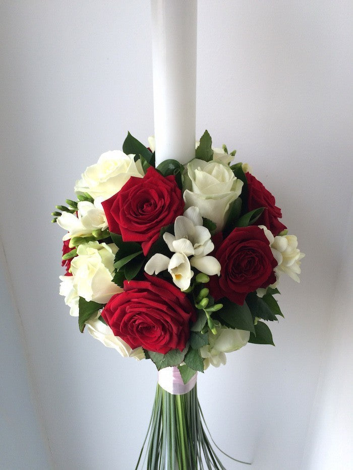 Lumanari de cununie din trandafiri albi, trandafiri rosii si frezii albe