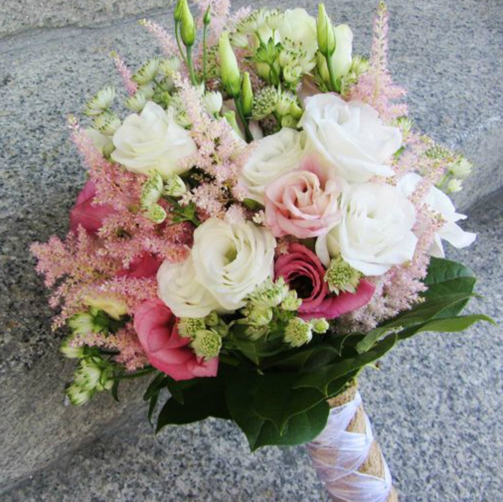 Buchet de cununie rustic din lisianthus, astilbe si astrantia