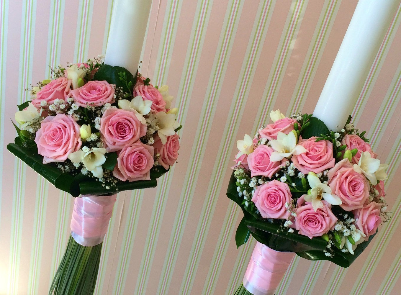 Lumanari de cununie cu trandafiri roz si frezii albe