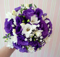 Buchet de mireasa cu lisianthus mov si frezii albe
