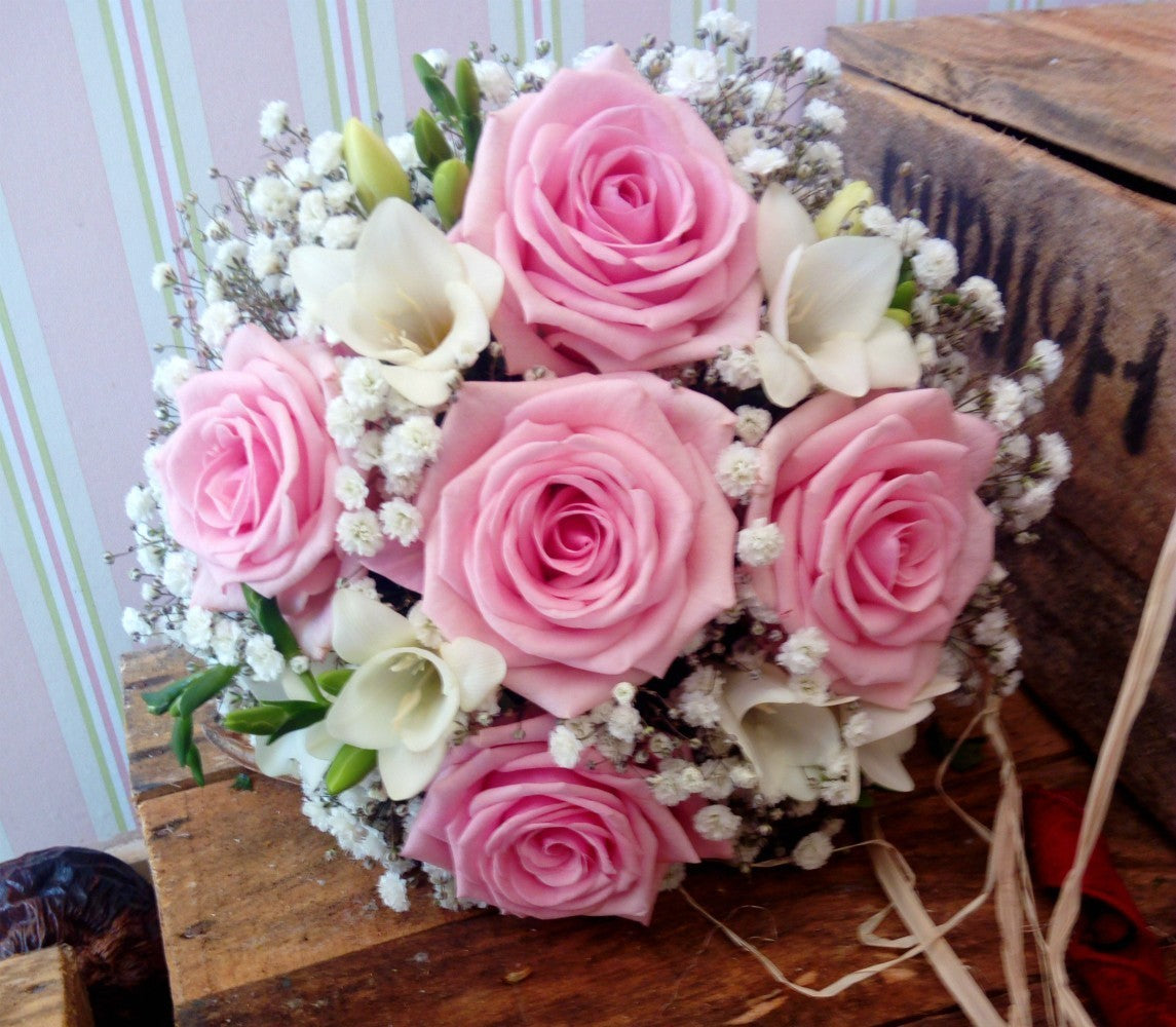 Buchet de cununie cu frezii, trandafiri si floarea miresei