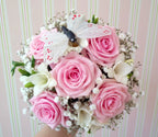 Buchet de cununie cu frezii, trandafiri si floarea miresei