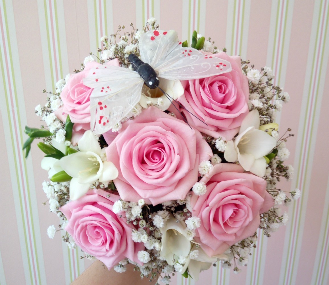 Buchet de cununie cu frezii, trandafiri si floarea miresei